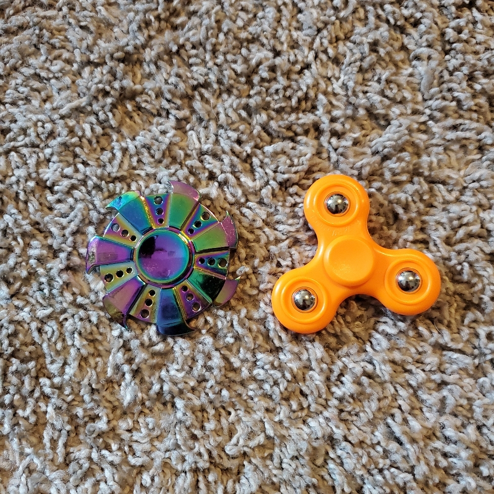 Colorful Metal Fidget Spinner and Plastic Fidget Fidget Spinner.